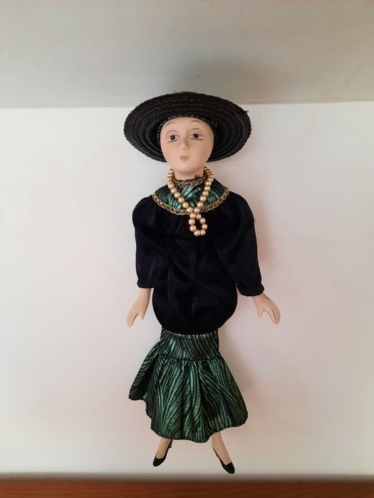 Boneca antiga em porcelana