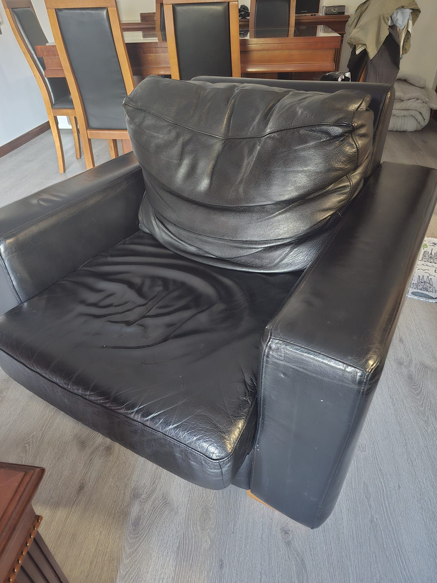 Sofá de dois lugares e duas poltronas