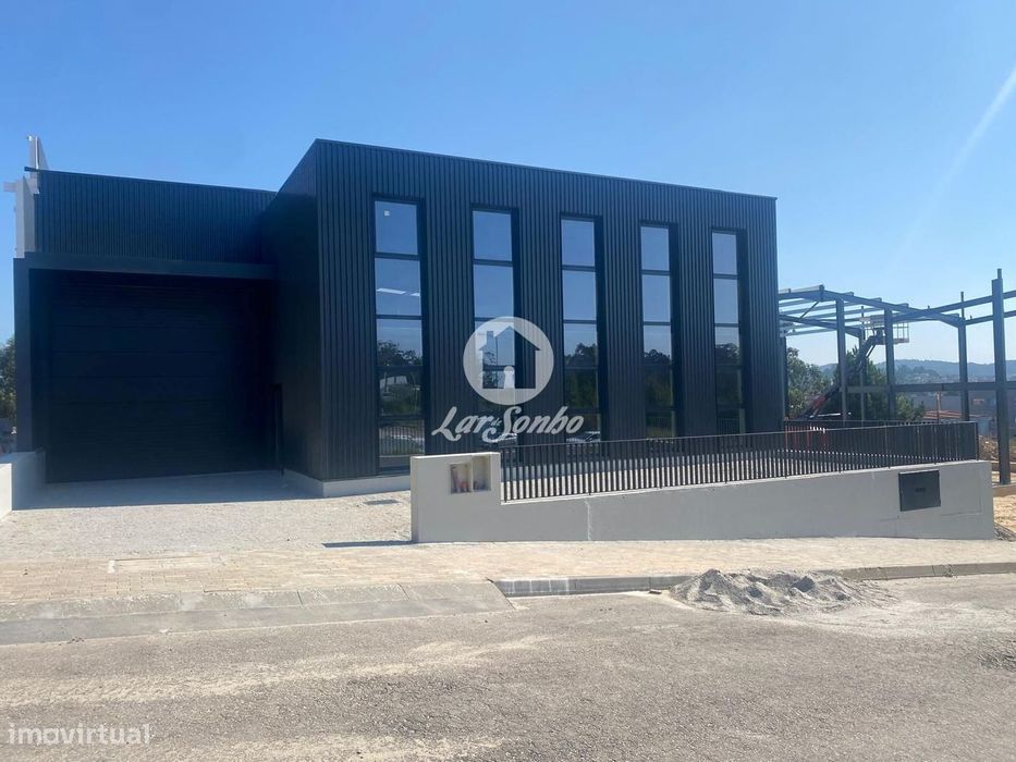 Armazém industrial com 830m2 em Fradelos
