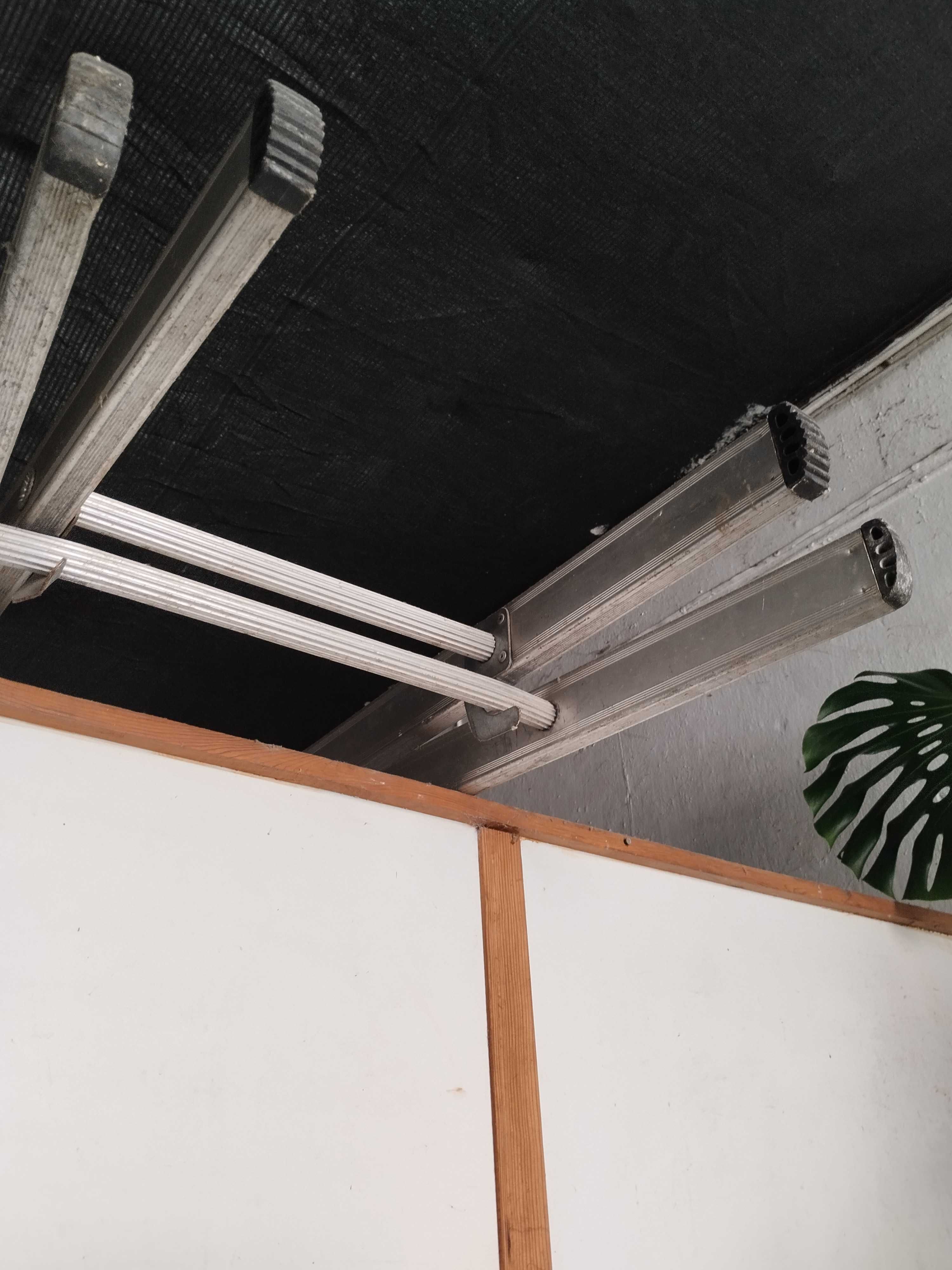 Escada extensível com vinte e dois degraus.