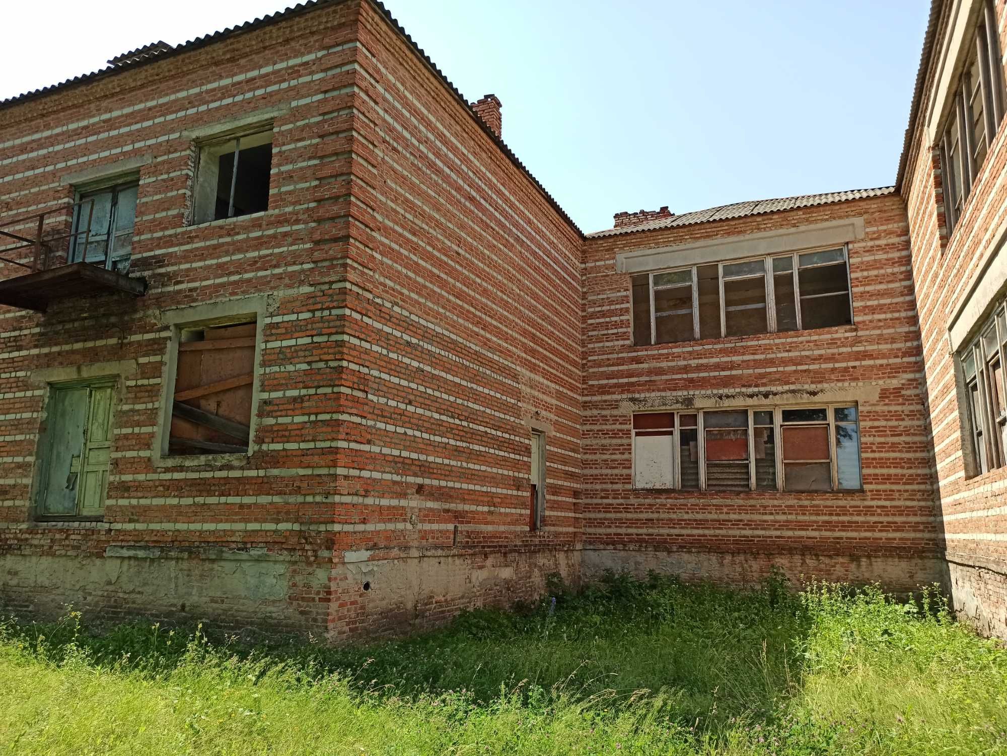 Продам нежитлову будівлю площею 2038,7 кв.м. на ділянці кат. 03.10