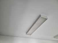 Candeeiros de teto metálicos com armaduras de luz