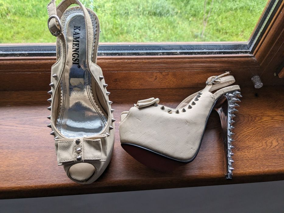 Босоніжки з шипами