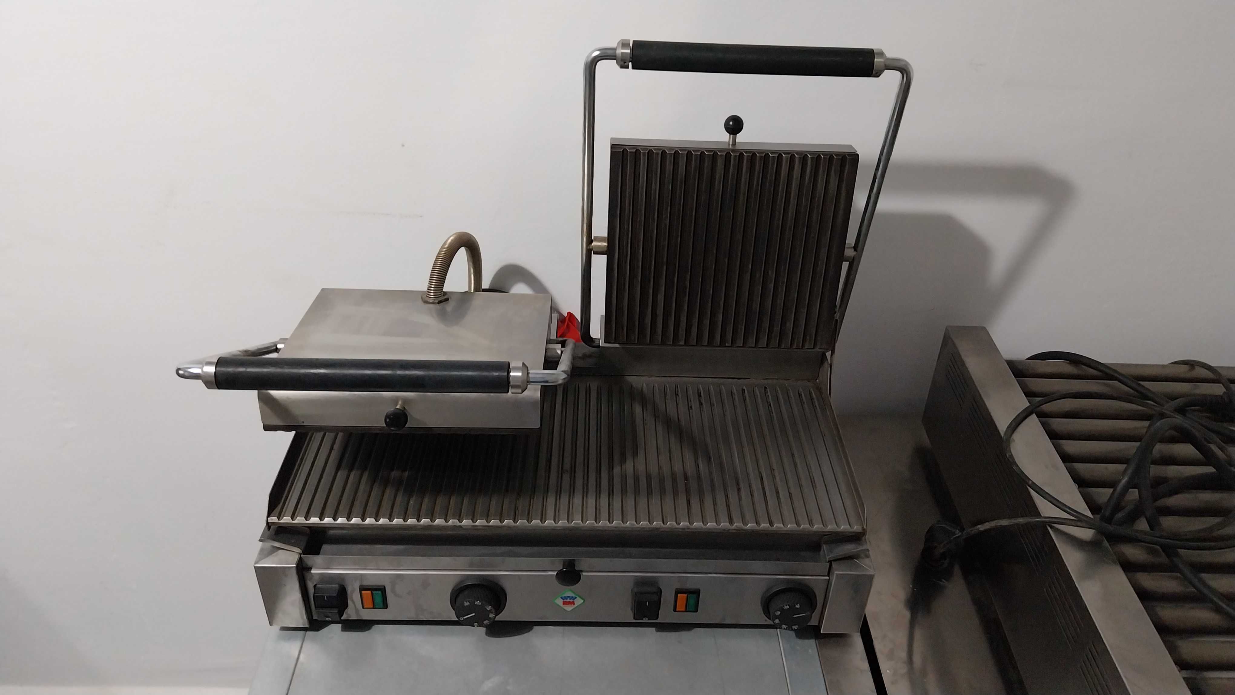 Grill kontaktowy ryflowany podwójny profesjonalny RM Gastro PD-2020R