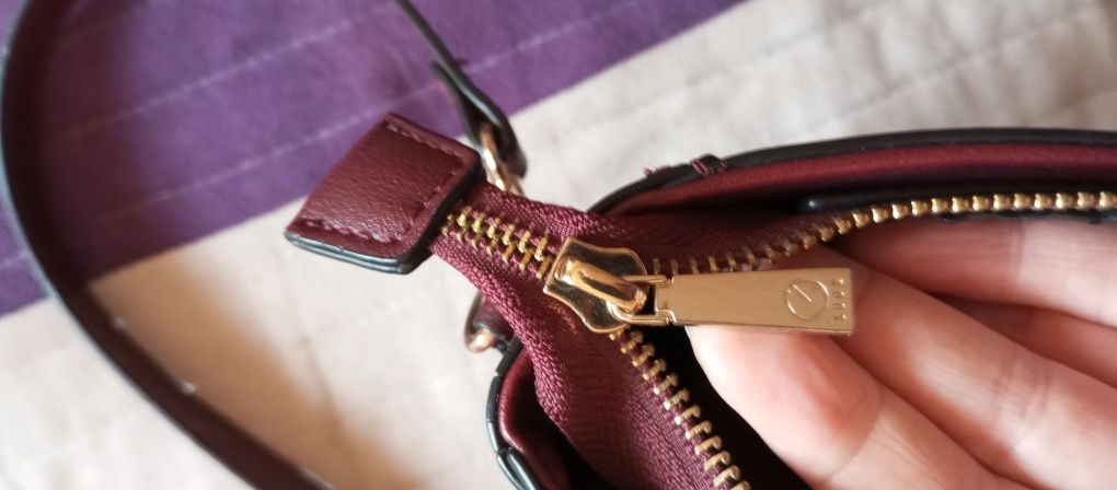 Śliczna czekoladowa mała torebka z metalowym kółkiem,dzety