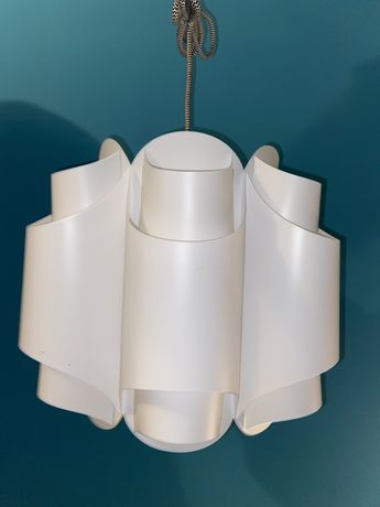 Biała lampa Ikea