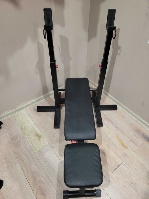 Ławka treningowa z obciążeniem i dwoma gryfami