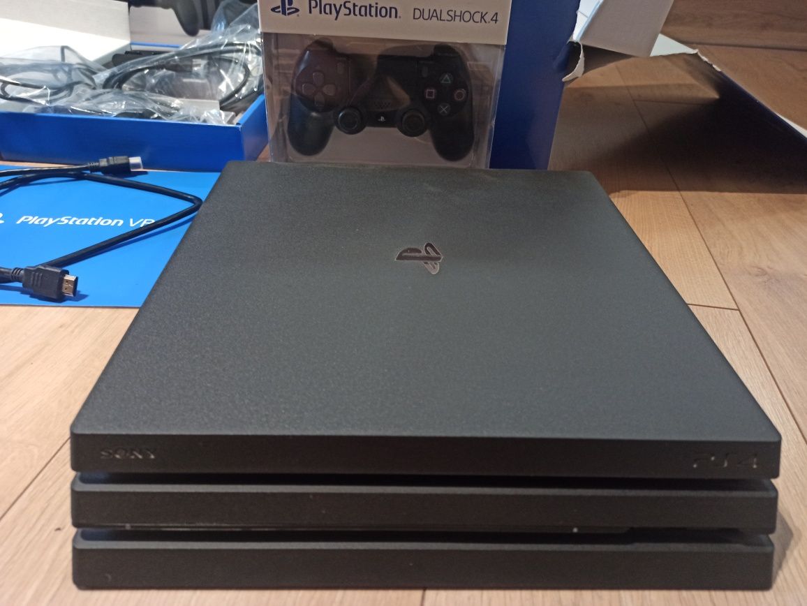 Konsola PS4 PRO CUH7016B + gogle VR CHU-ZVR2 + 2 PS move, pad i 4 gry