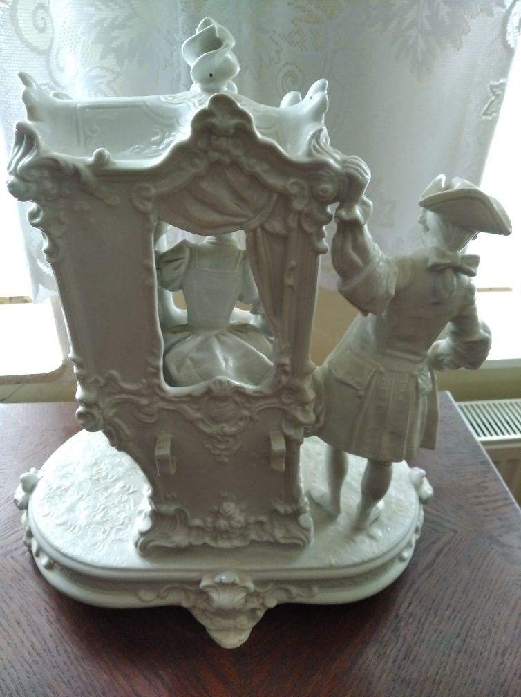 Figura z białej porcelany firmy Royal dux.