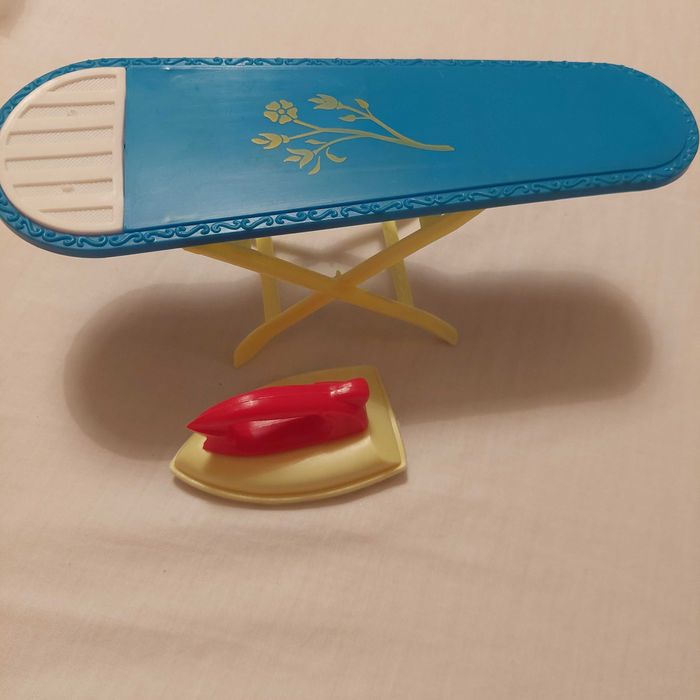 Tábua de passar e ferro de brincar - brinquedo antigo