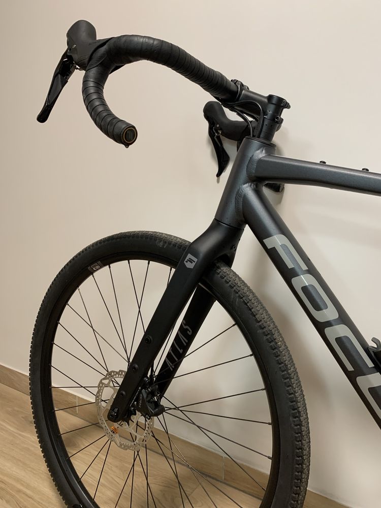 Gravel Focus Atlas 6.7 (rozmiar M, widelec karbon, Shimano GRX 400)