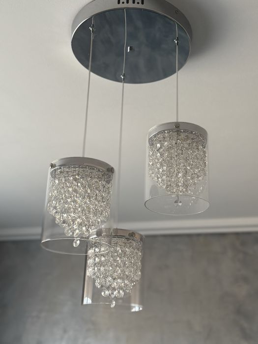 Żyrandol srebrny typu glamur