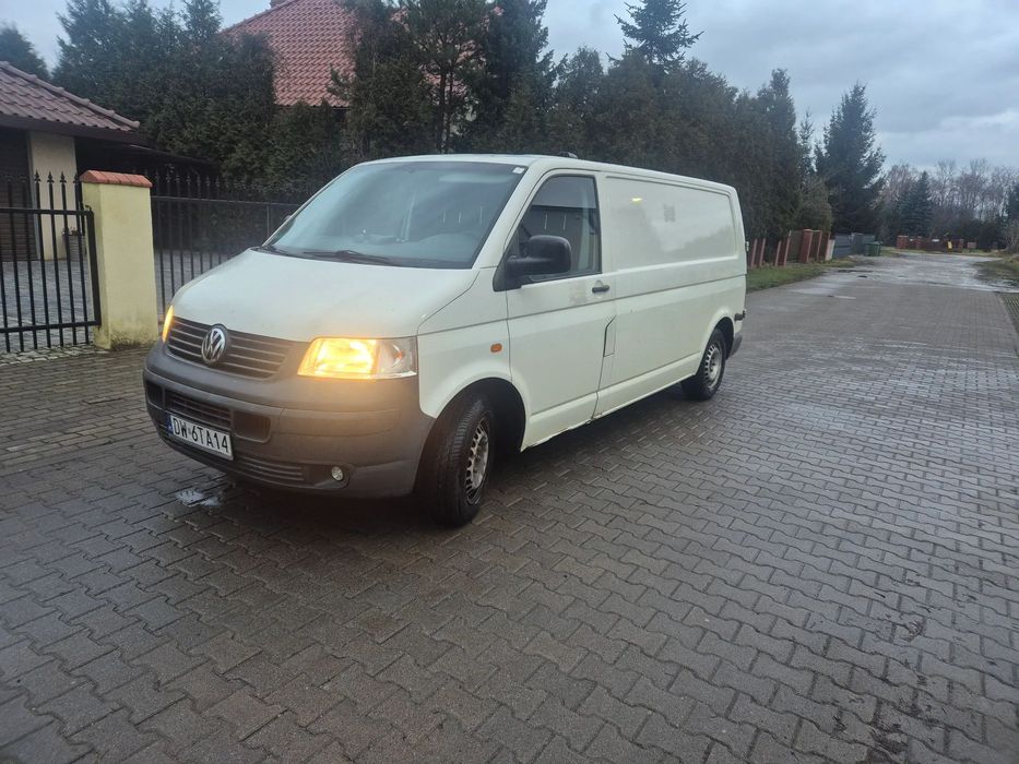 Volkswagen Transporter Volkswagen Transporter T5 w wersji Long Biały