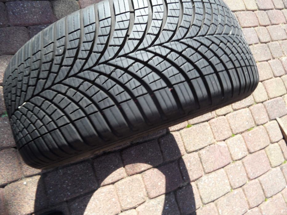 Opona Pojedyncza Całoroczna 225/45 R17  Goodyear