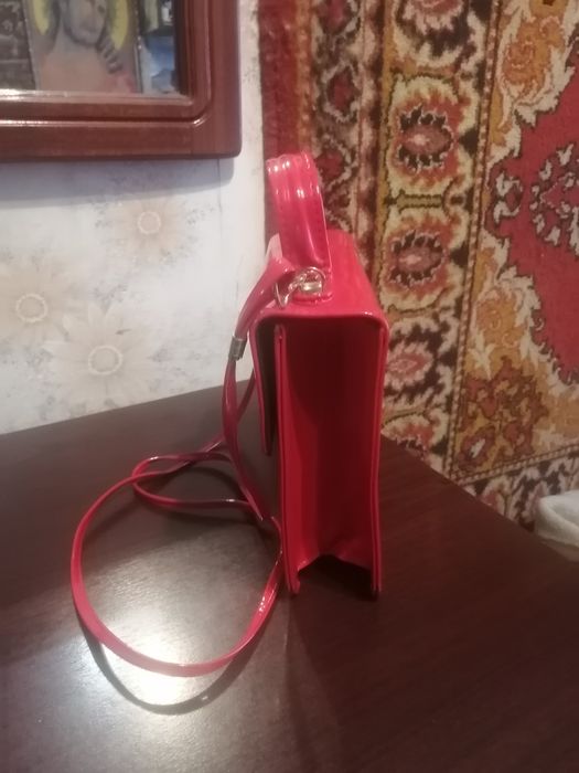 Продам кожаную женскую новую сумочку.