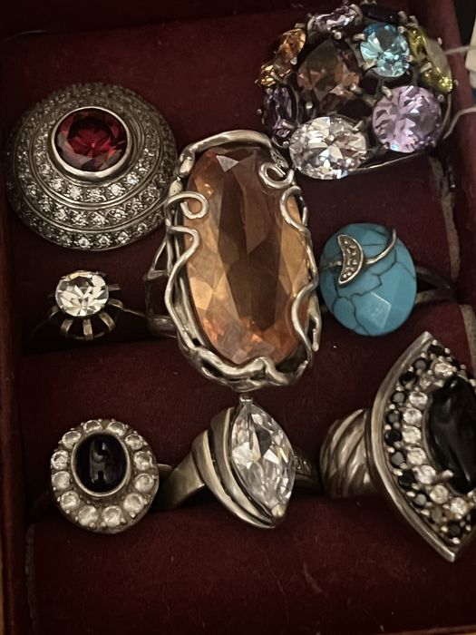 Продаются кольца серебряные с камнями