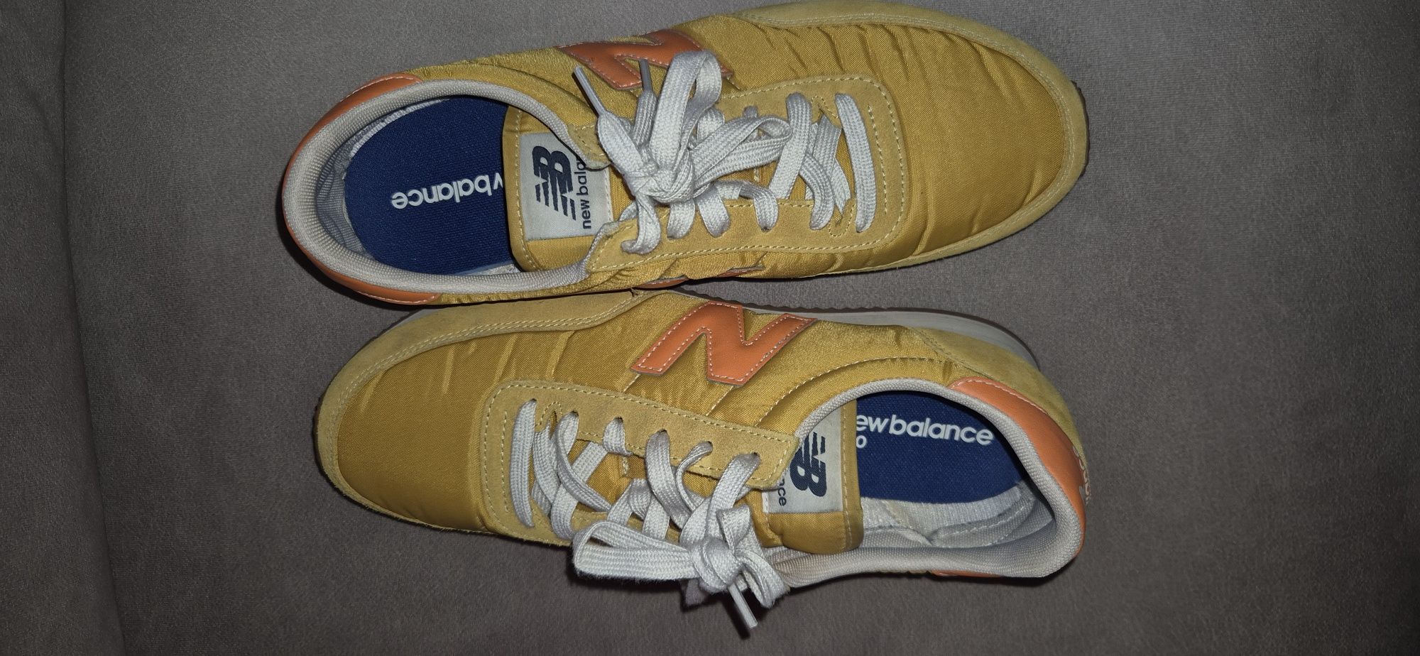 Tenis New Balance modelo 720 amarelos e simbolo laranja