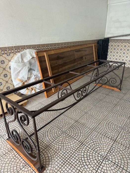 Mesa base em tubular de ferro e tampo em madeira maciça