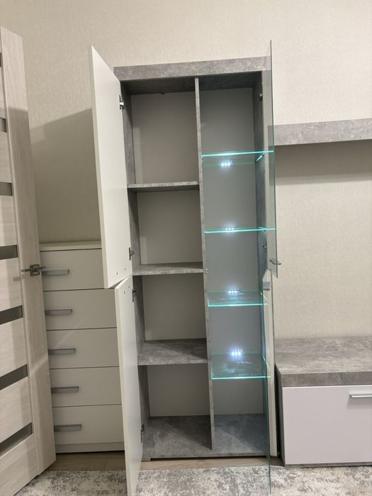 Продам шафу зі скляними дверцятами