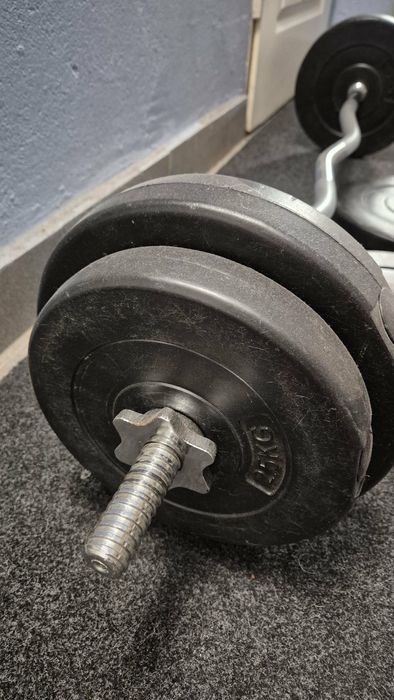 Zestaw do ćwiczeń (gryf z ciężarami)