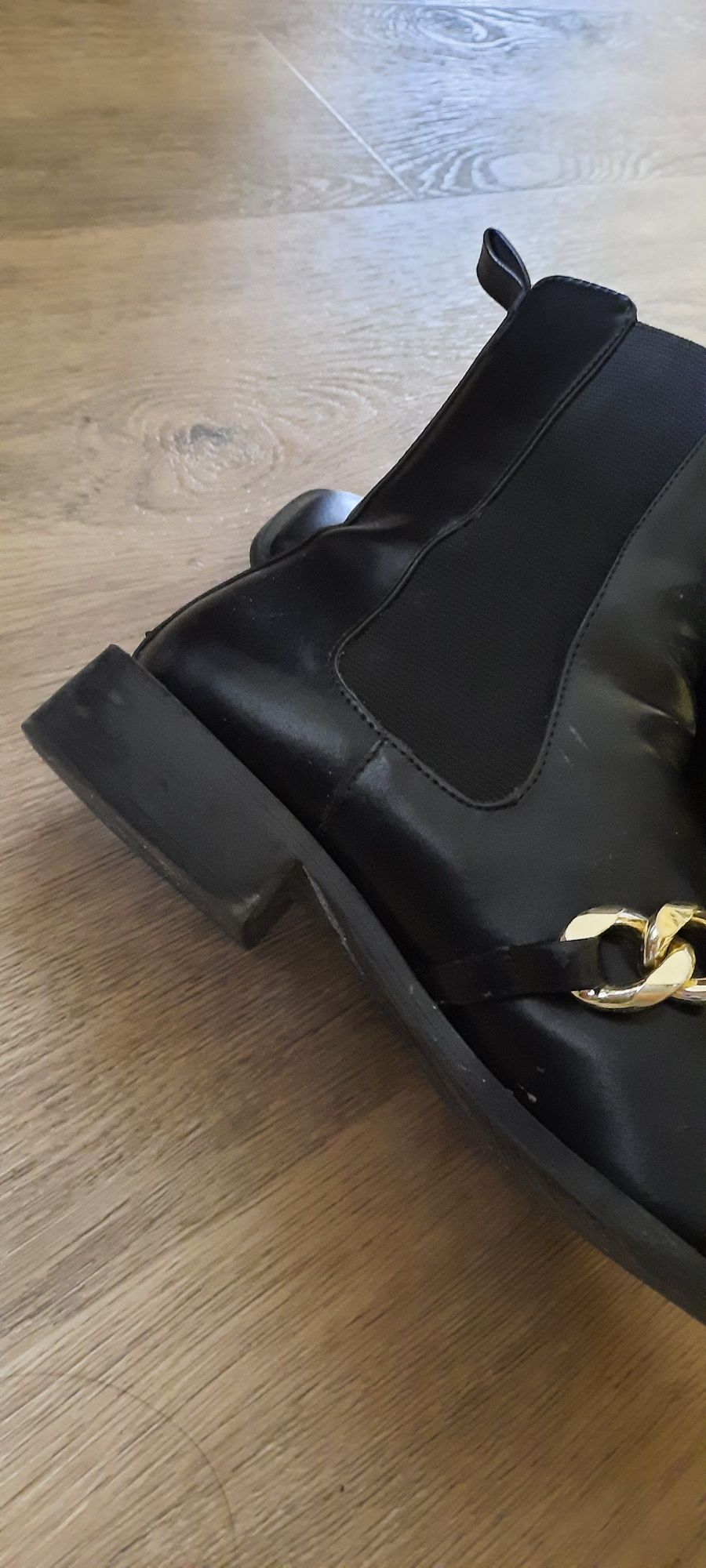 Botas em pele com corrente Zara