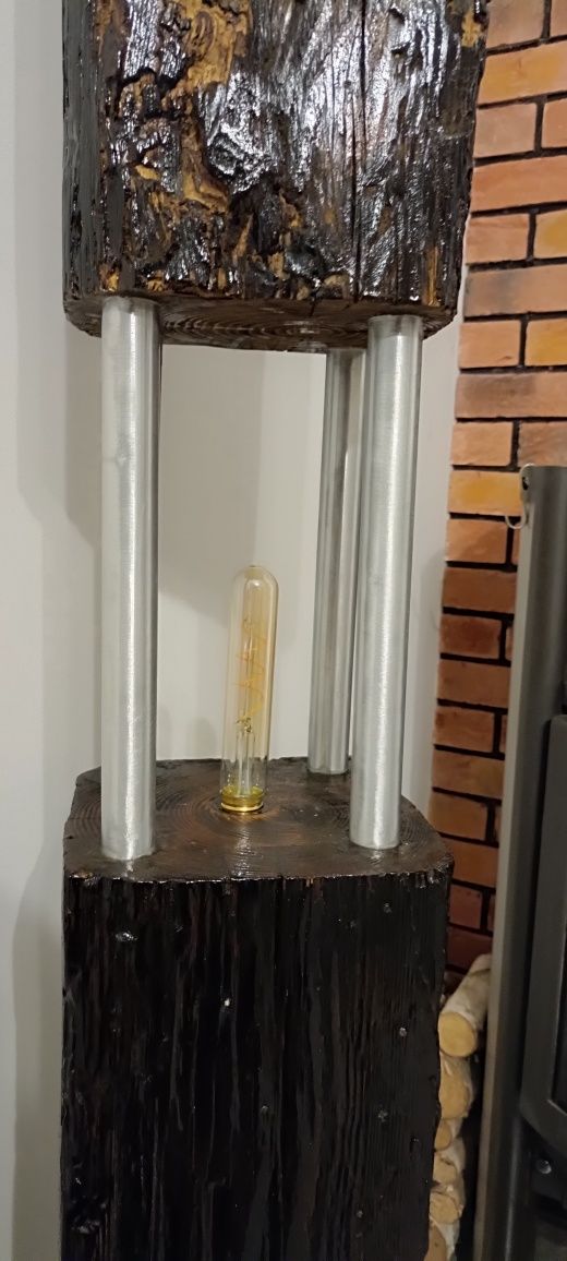 Lampa stojąca ze starej belki