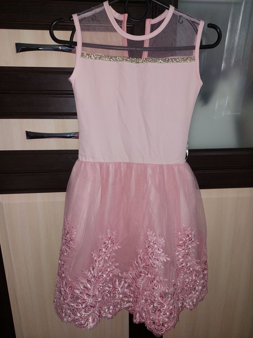 Сукня святкова, рожевого кольору