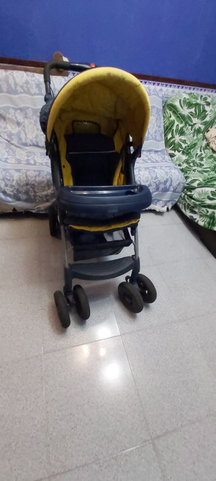 Carrinho de passeio para bebé.