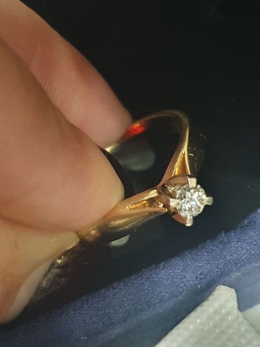 Золотое кольцо с бриллиантом