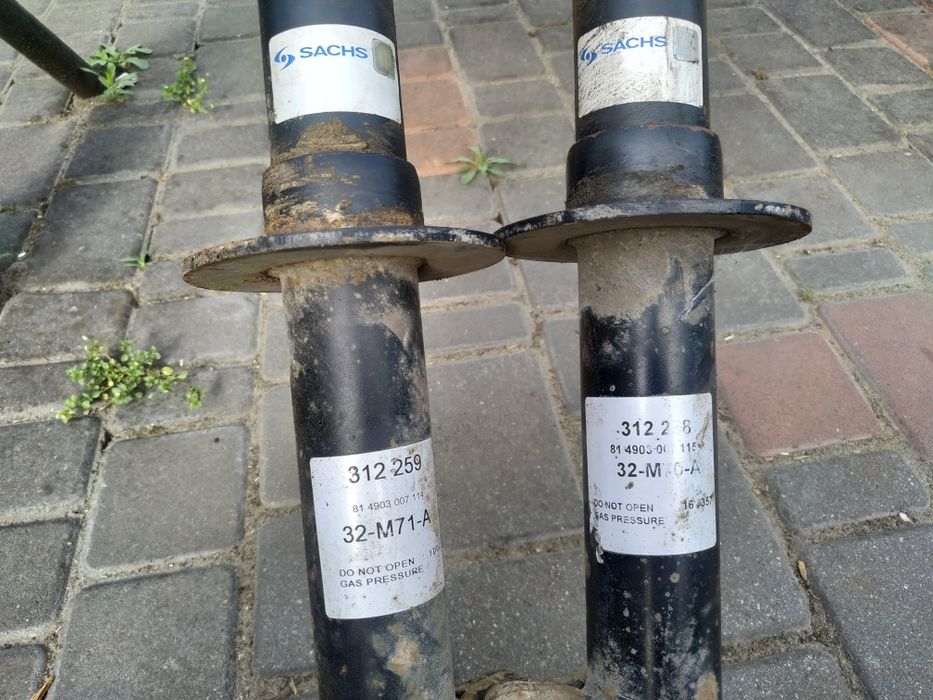 Амортизатори на крейслер 300Cпередні з упорними. Свічі ITL20