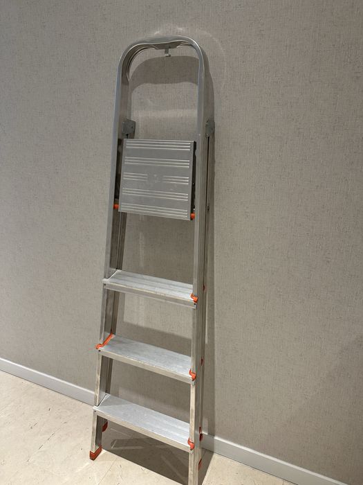 Estadote de Aluminio com 4 degraus