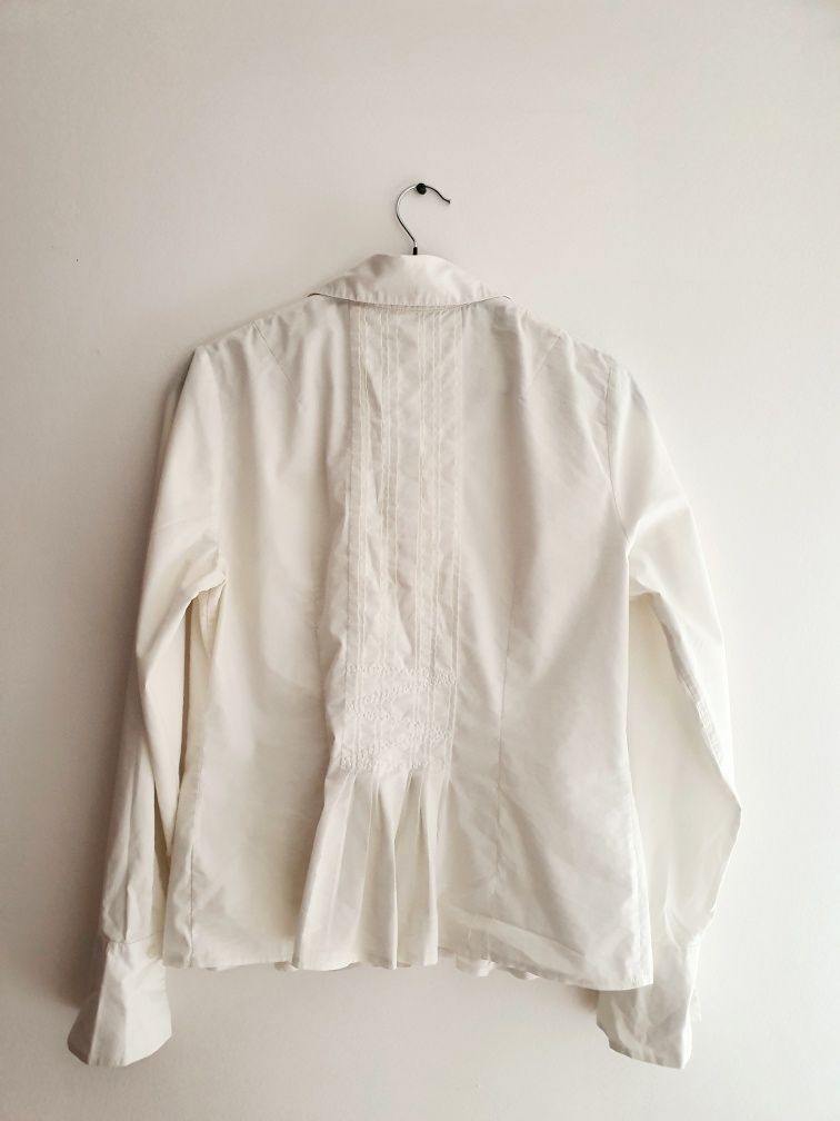 Biała koszula na długi rękaw z zakładkami i falbanką