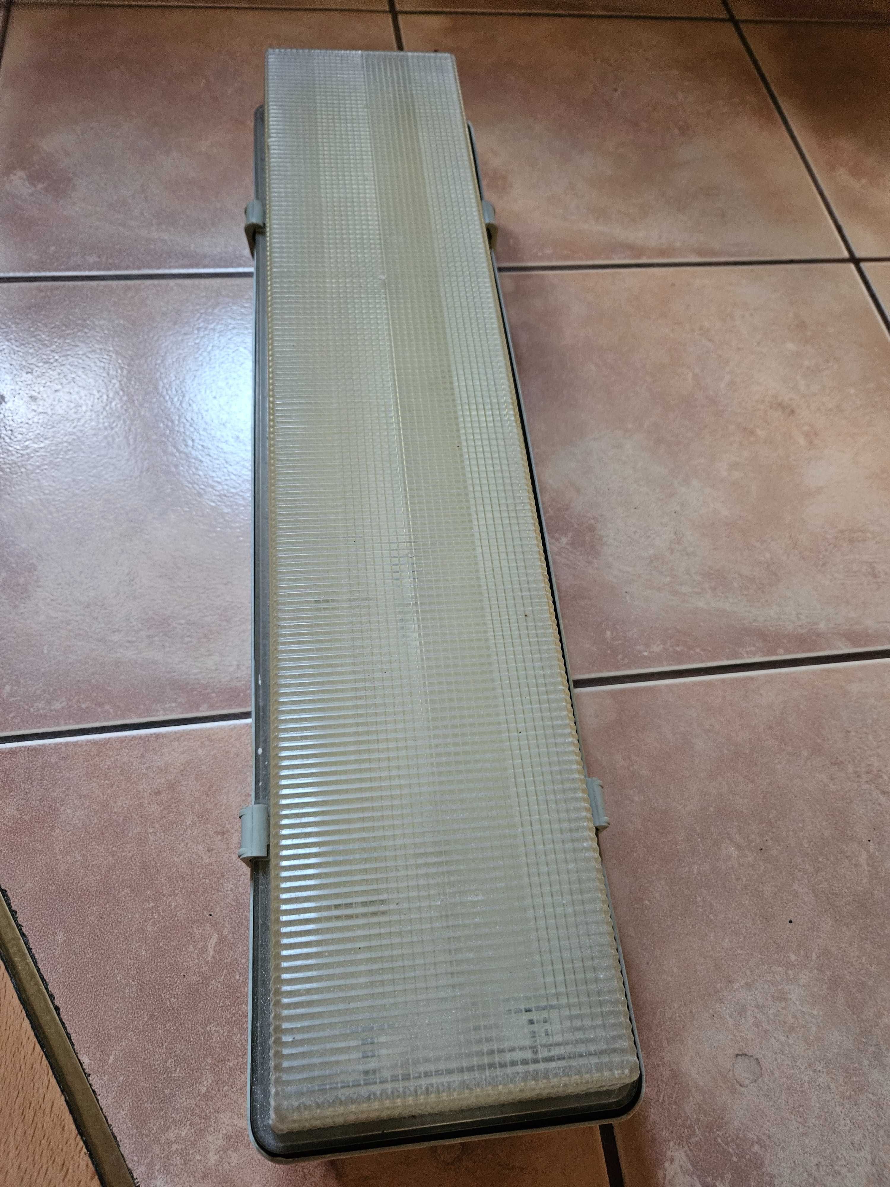 Stara lampa oświetleniowa, oprawa hermetyczna Polamp