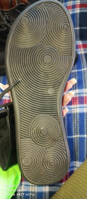 Продаю босоніжки натуральна шкіра