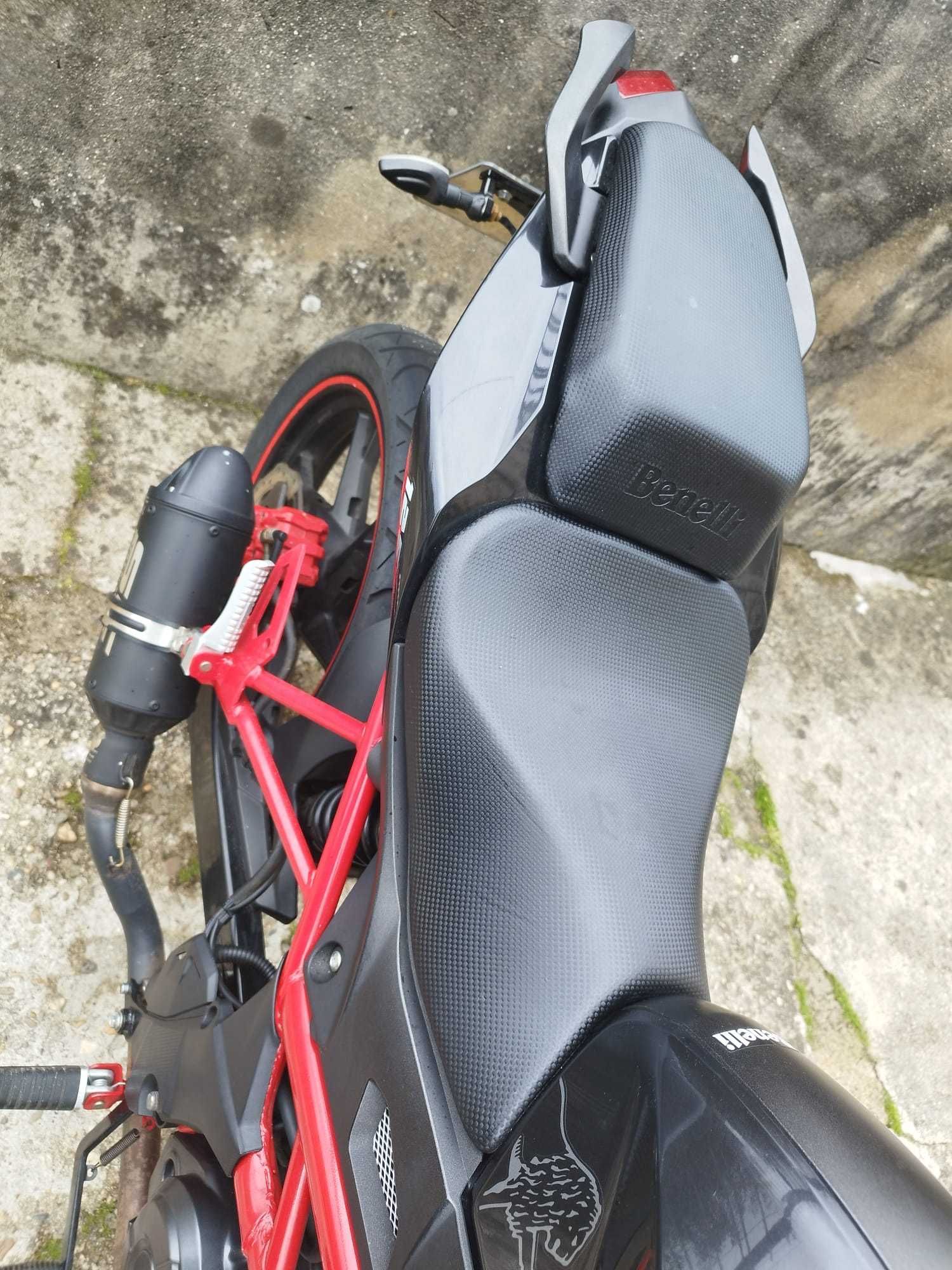 Benelli bn125 como nova, pouco usada.