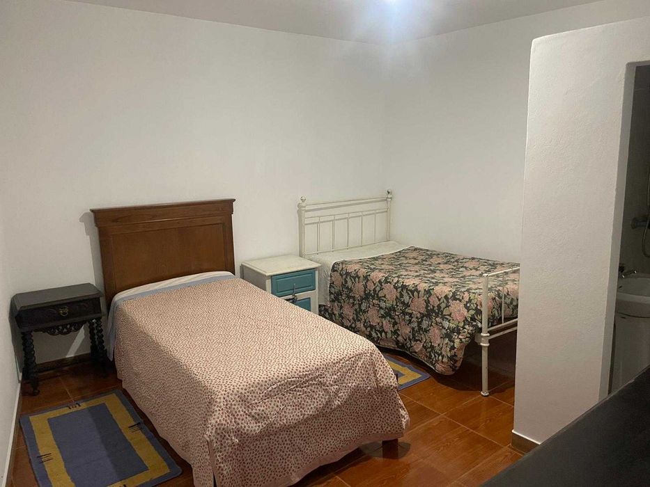 Quarto com WC / Garagem / Cozinha