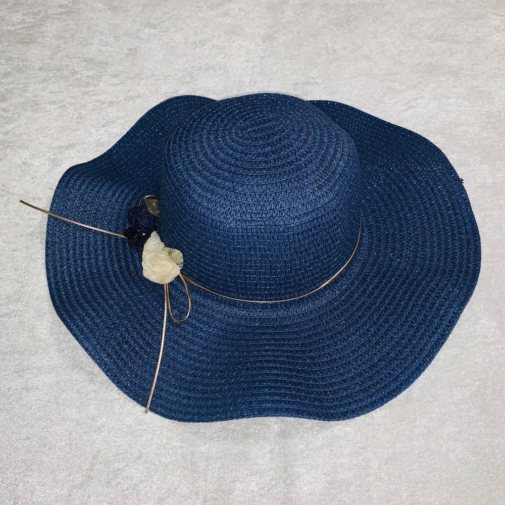 Елегантний синій капелюх із папіру