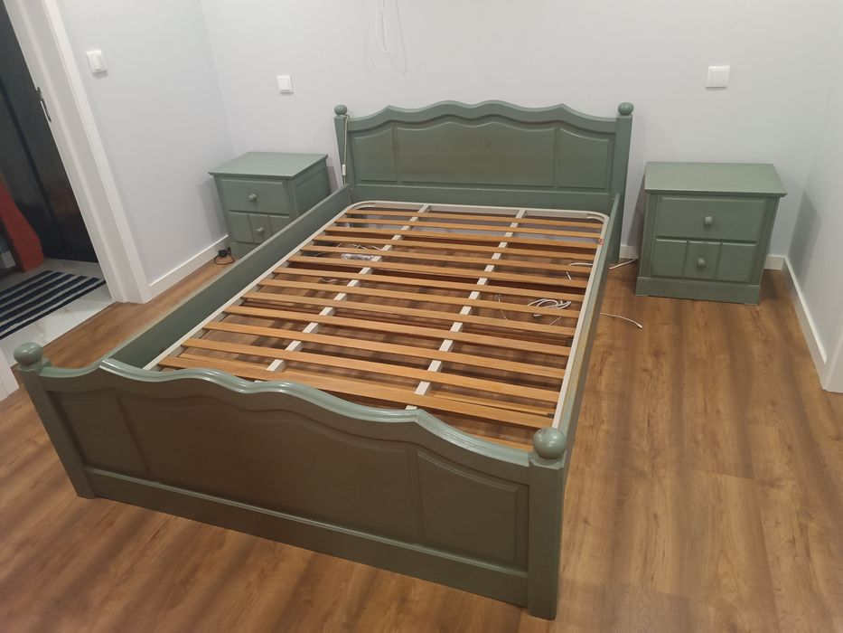 Cama com estrado e mesinhas (madeira maciça)