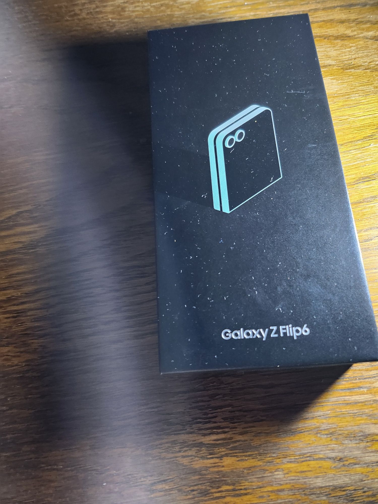 Sprzedam nowy aparat z serii Samsung Galaxy Z Flip6. Polecam,