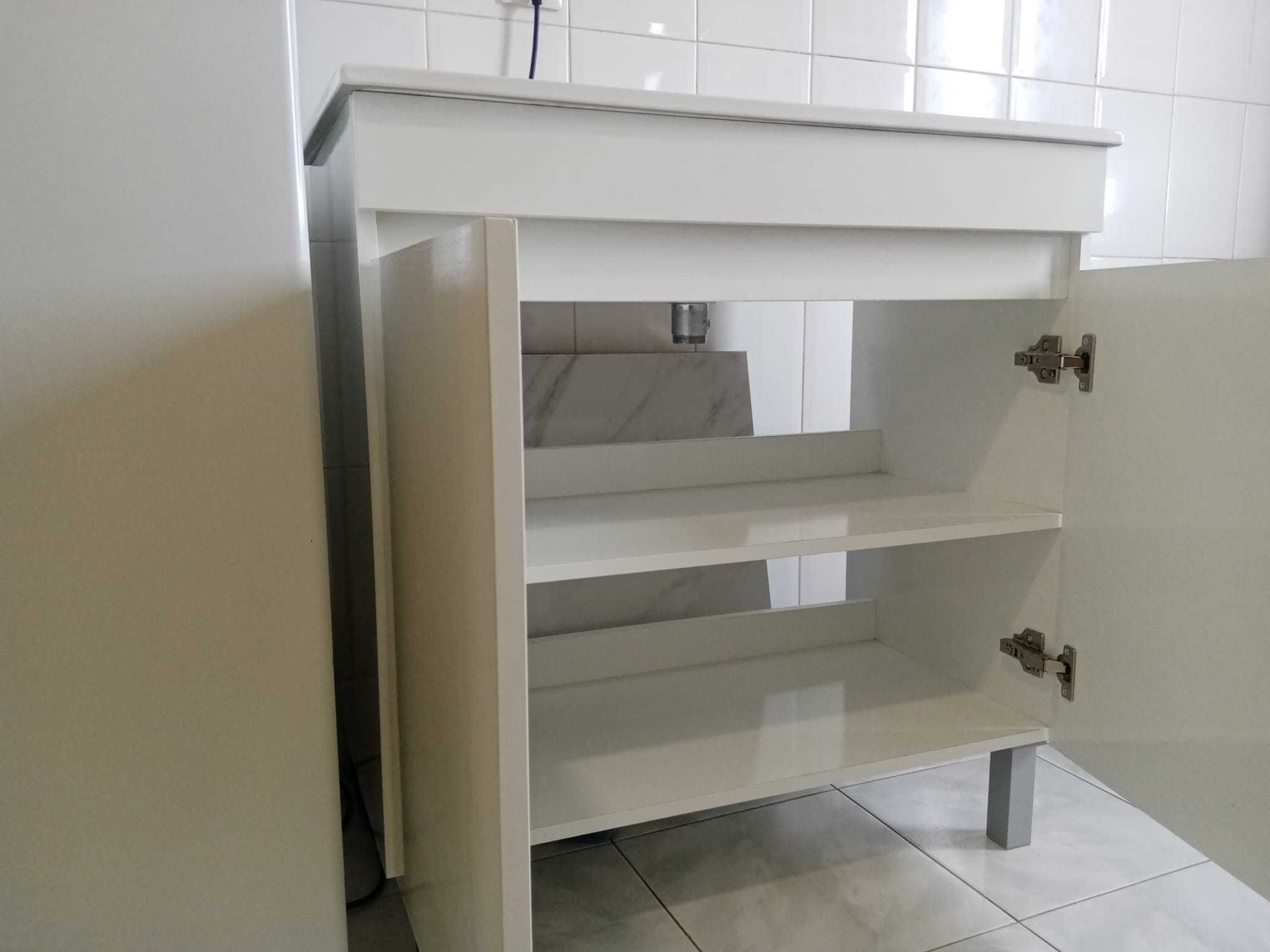 Móvel com lavatório branco