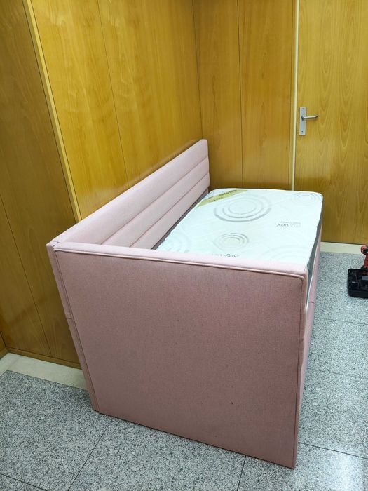 Camas com cabeceira, painel lateral e colchão