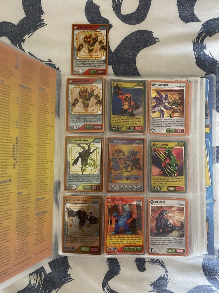 Caderneta Invizimals com 93 cromos (5 especiais)
