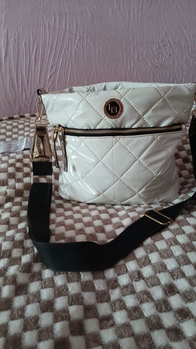 Сумка белая,стильная ,покупалась в Германии,мягкая,очень удобная.