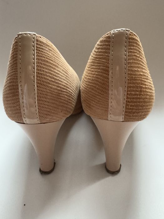 eleganckie buty damskie na obcasie beżowe Lasocki buty z kokardką
