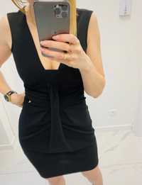 Czarna krótka sukienka mini Guess XS mała czarna głęboki dekolt