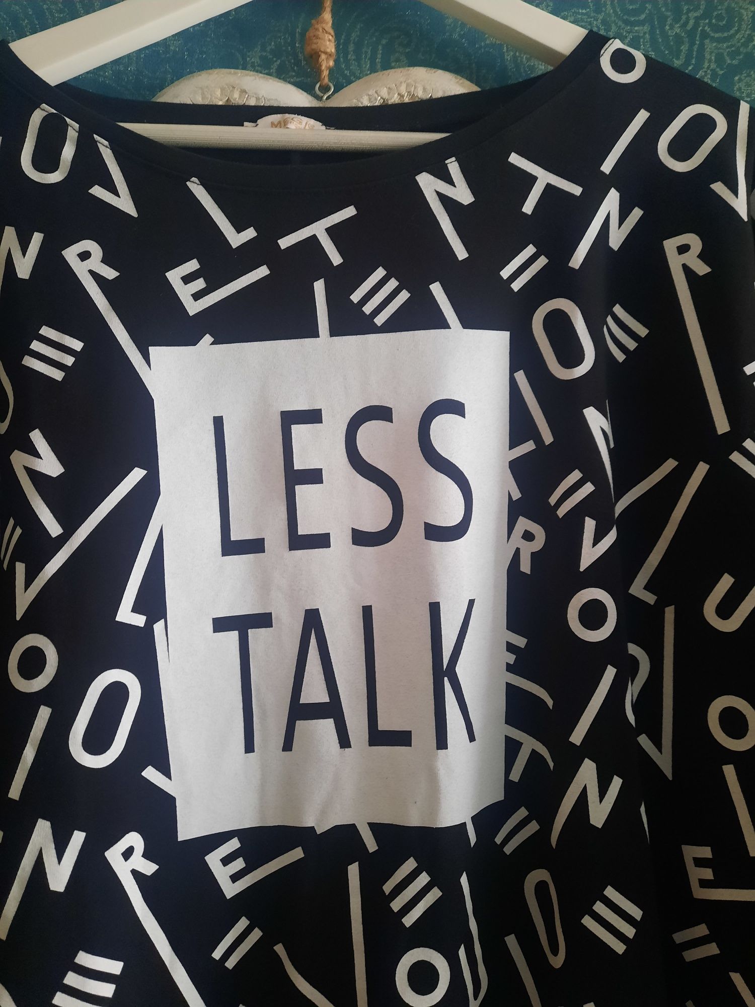 Czarna tunika Megi z napisem "Less Talk" rizmiar Uni