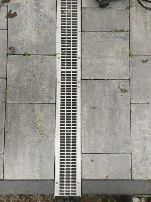 Odwodnienie liniowe kanały odprowadzające wodę 4 metry