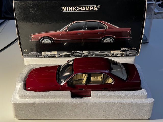 1:18 MINICHAMPS BMW 535i (E34) Limousine / Calypsorot czerwony