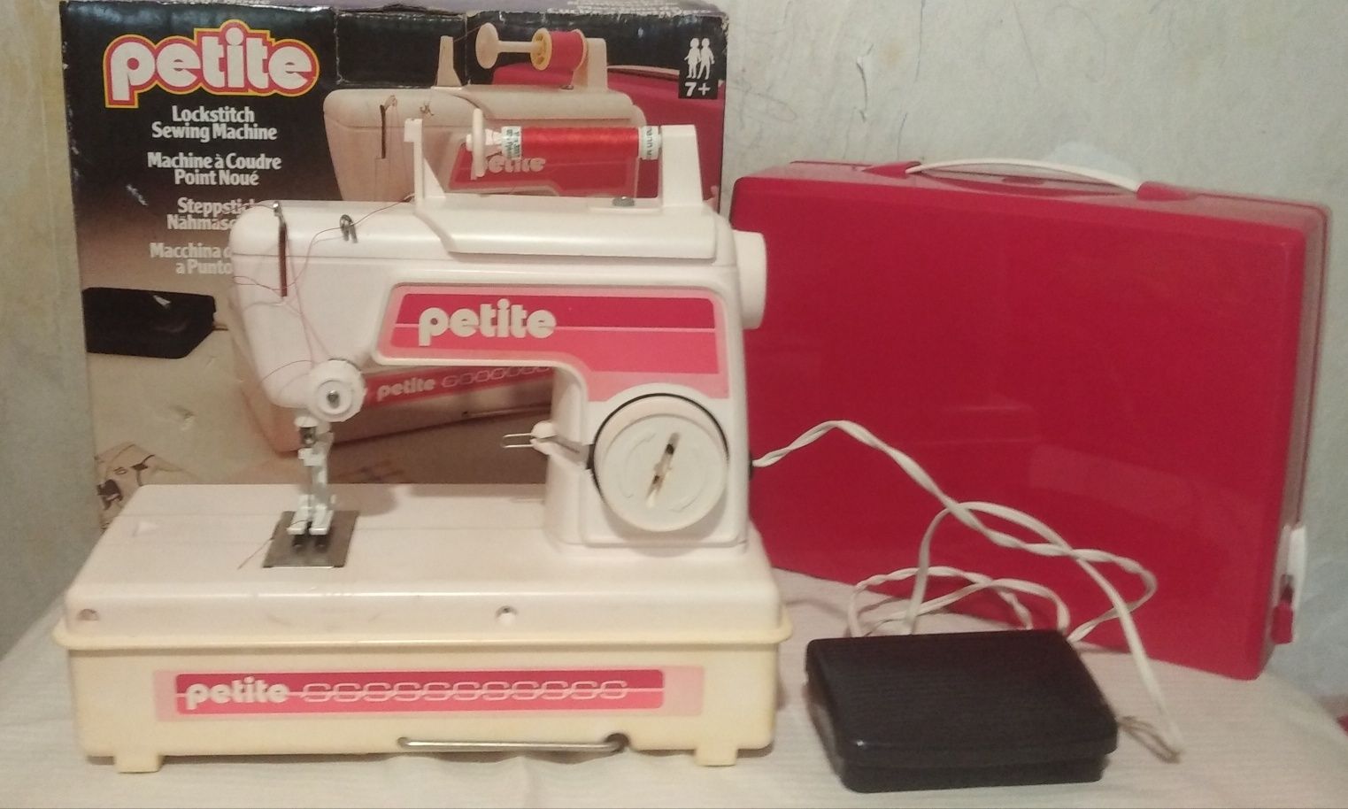 Детская швейная машинка PETITE (Англия 1979г.)