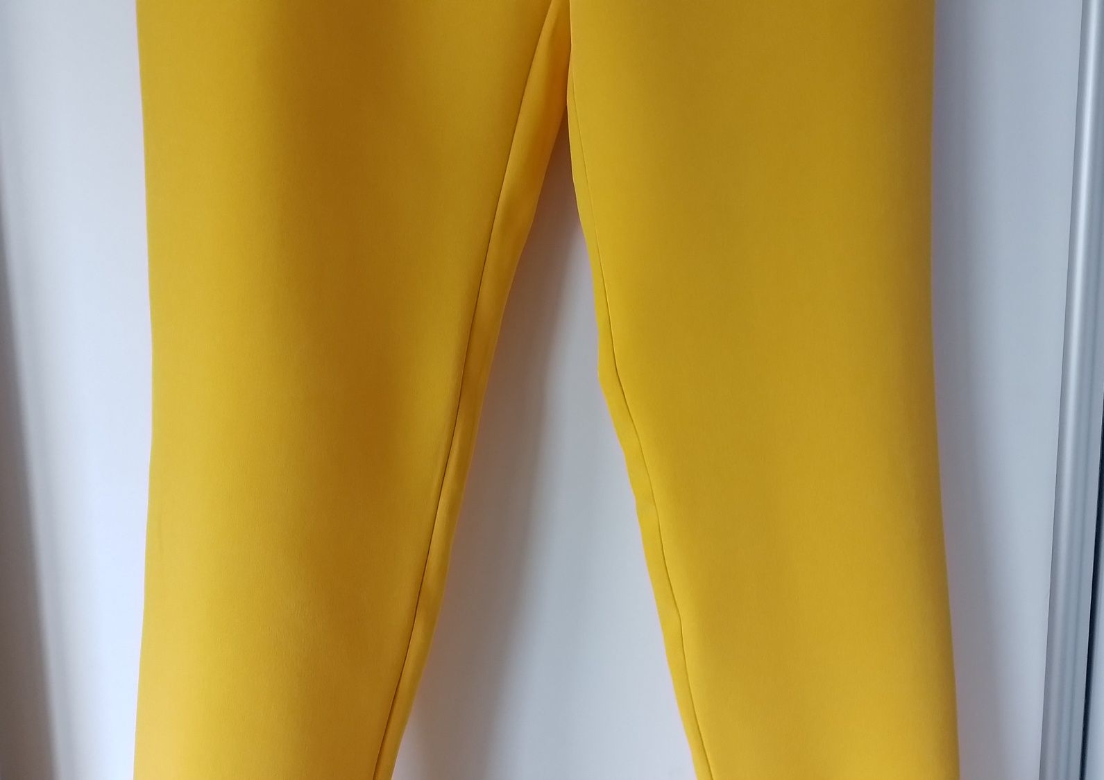Żółte materiałowe spodnie damskie cygaretki rozm.S